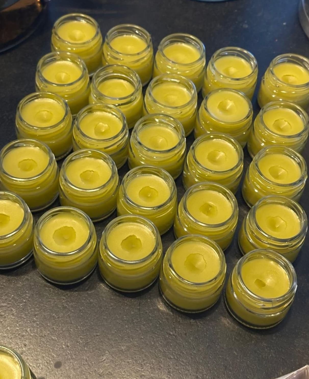 Spitzwegerichsalbe selber machen: ein Naturprojekt für Kinder und Eltern